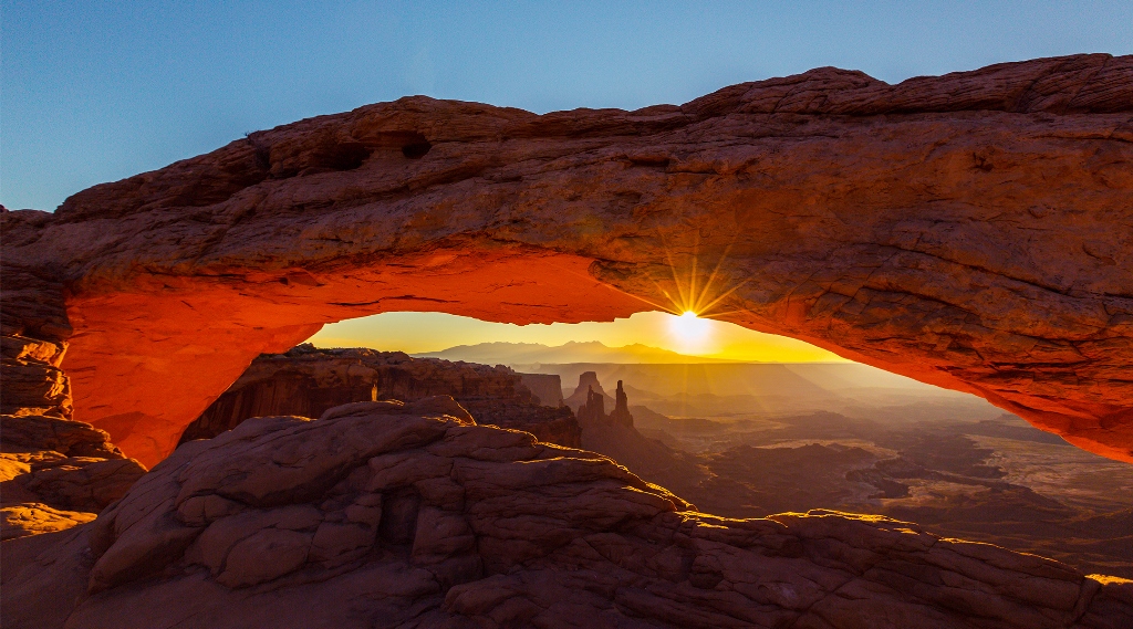 Download wallpaper: Canyonlands National Park view 1080x1920